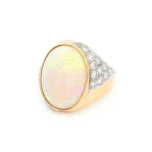 Gelbgoldring mit großem weißen Opal und 22 Brillanten