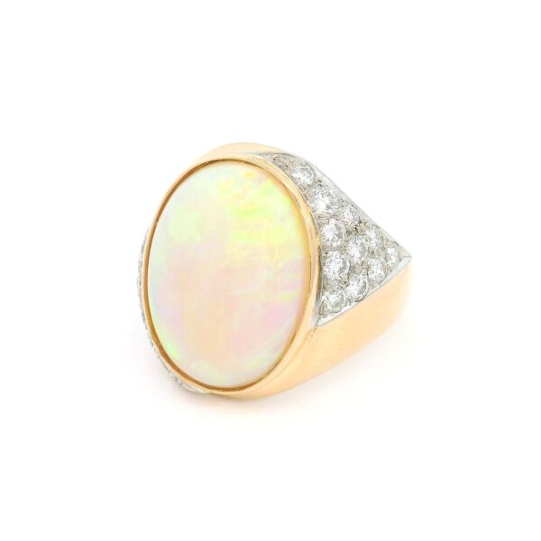 Gelbgoldring mit großem weißen Opal und 22 Brillanten