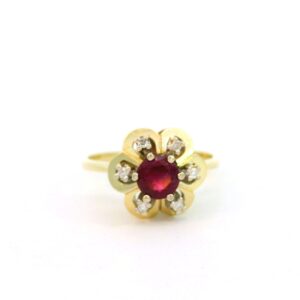 Gelbgoldring mit einem Rubin & 6 Brillanten