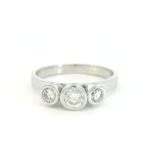 zierlicher damenring in weissgold mit drei brillanten