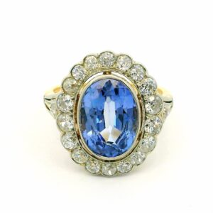damenring aus der zeit des art deco in gelb und weissgold mit einem hellen ovalen spahir und 20 altschliffdiamanten