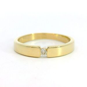 feiner damenring in gelbgold mit einem kleinen brillanten
