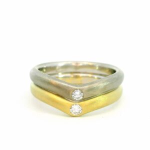 damenring in doppelringoptik in gelb und weissgold mattiert und mit zwei brillanten besetzt