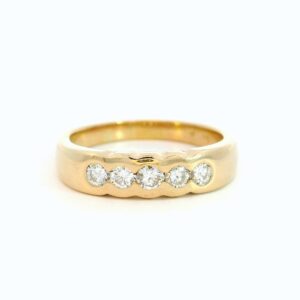 moderner damenring in rosegold mit 5 brillanten besetzt