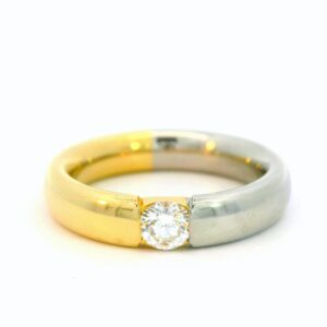 Moderner Spannring in halb gelbgold und halb Platin mit einem brillantsolitär