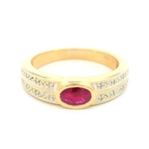 Rubinring in gelbgold mit seitlichem diamantbesatz