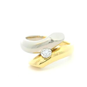 Damenring in modernem Design in gelb- und weissgold mit einem brillant
