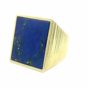 Gelbgoldener Herrenring mit eienm leuchtend blauen Lapislazuli
