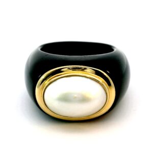 breiter damenring aus schwarzer jade mit einer in gelbgold gefassten mabéperle