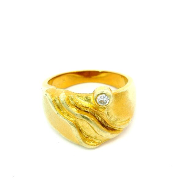 goldener damenring in naturinspiriertem design mit einem Brillant