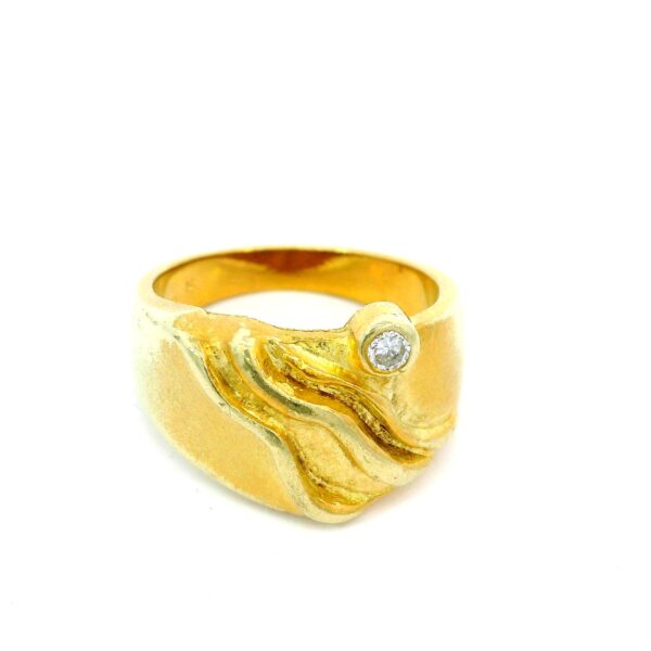 goldener damenring in naturinspiriertem design mit einem Brillant