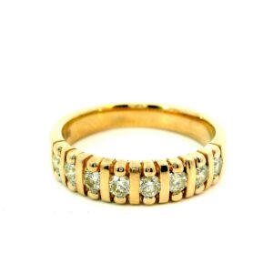 goldener damenring mit 8 brillanten besetzt