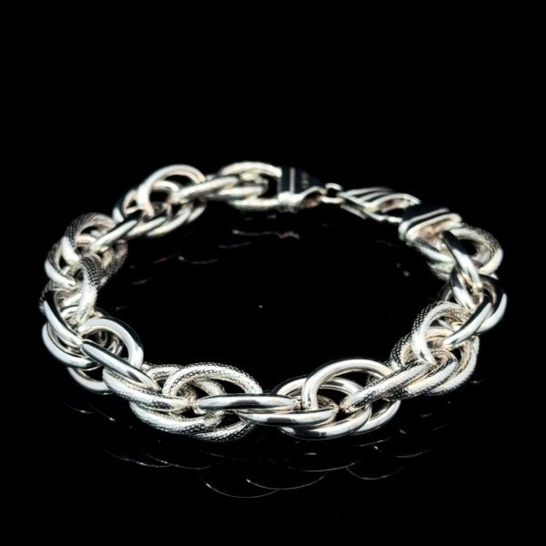 silbernes damenarmband in grossem kordelmuster mit strukturierten und polierten gliedern