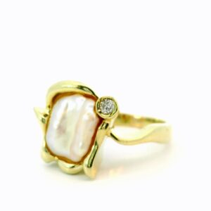 gelbgoldener damenring mit keshiperle und brillant
