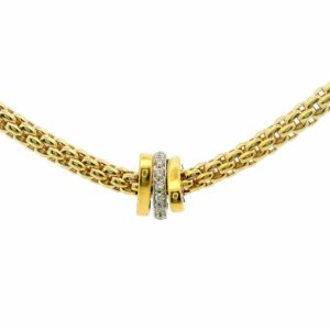 Gelbgoldene Collierkette mit drei kleinen elementen mit brillanten besetzt